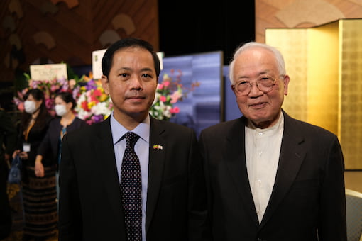 U Soe Han大使(左)と岡田茂名誉教授（右）